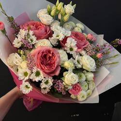 Букет из микса хризантем, роз и эустомы