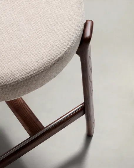 Полубарный стул Granite 65 см, бежевый шенилл, массив ясеня в цвете орех