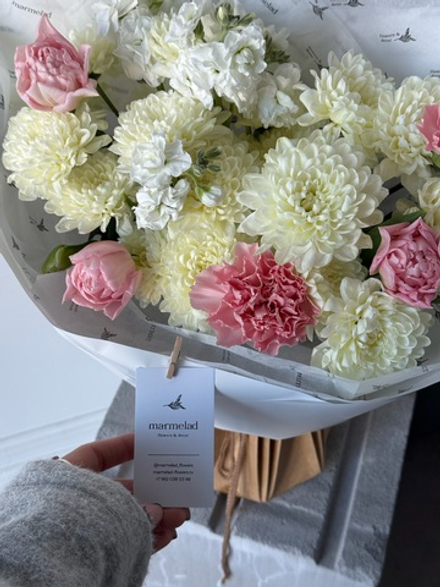 Букет из маттиолы, хризантемы, диантусы и тюльпанов