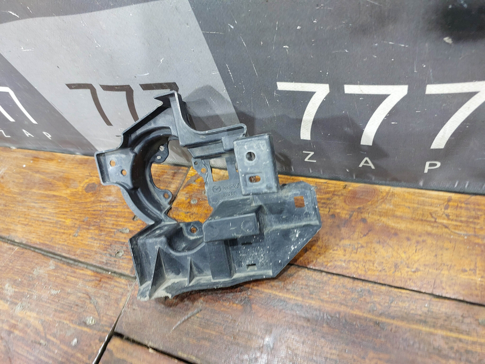 Кронштейн ПТФ правый Mazda CX-5 2 (KF) 17-нв Б/У Оригинал KB8B51684