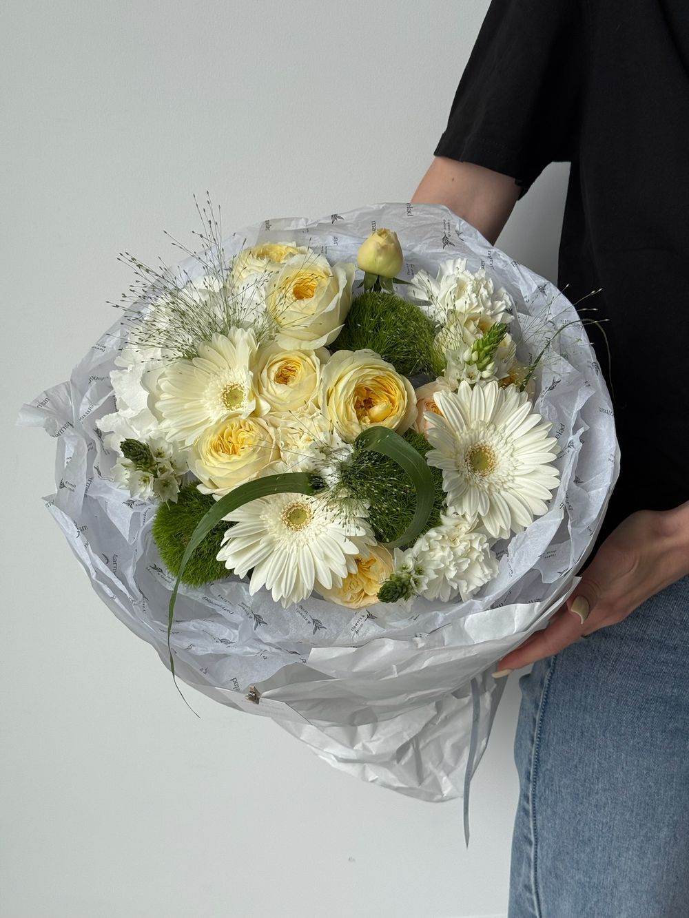 Букет из гортензии, гербер, кустовых пионовидных роз, паникума и диантусов