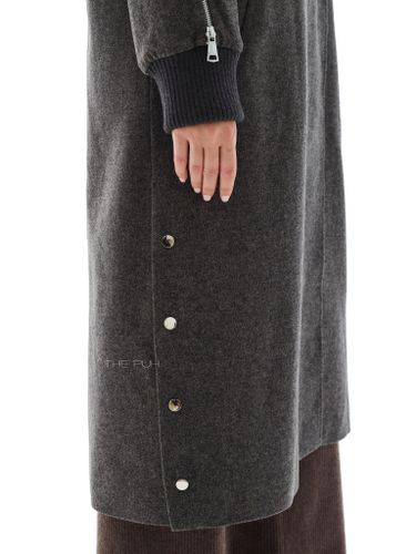 Серое кашемировое пальто с воротом из лисы