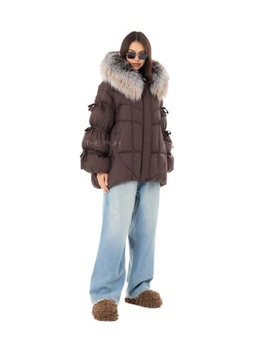 Шоколадный пуховик с мехом енота и завязками на рукавах