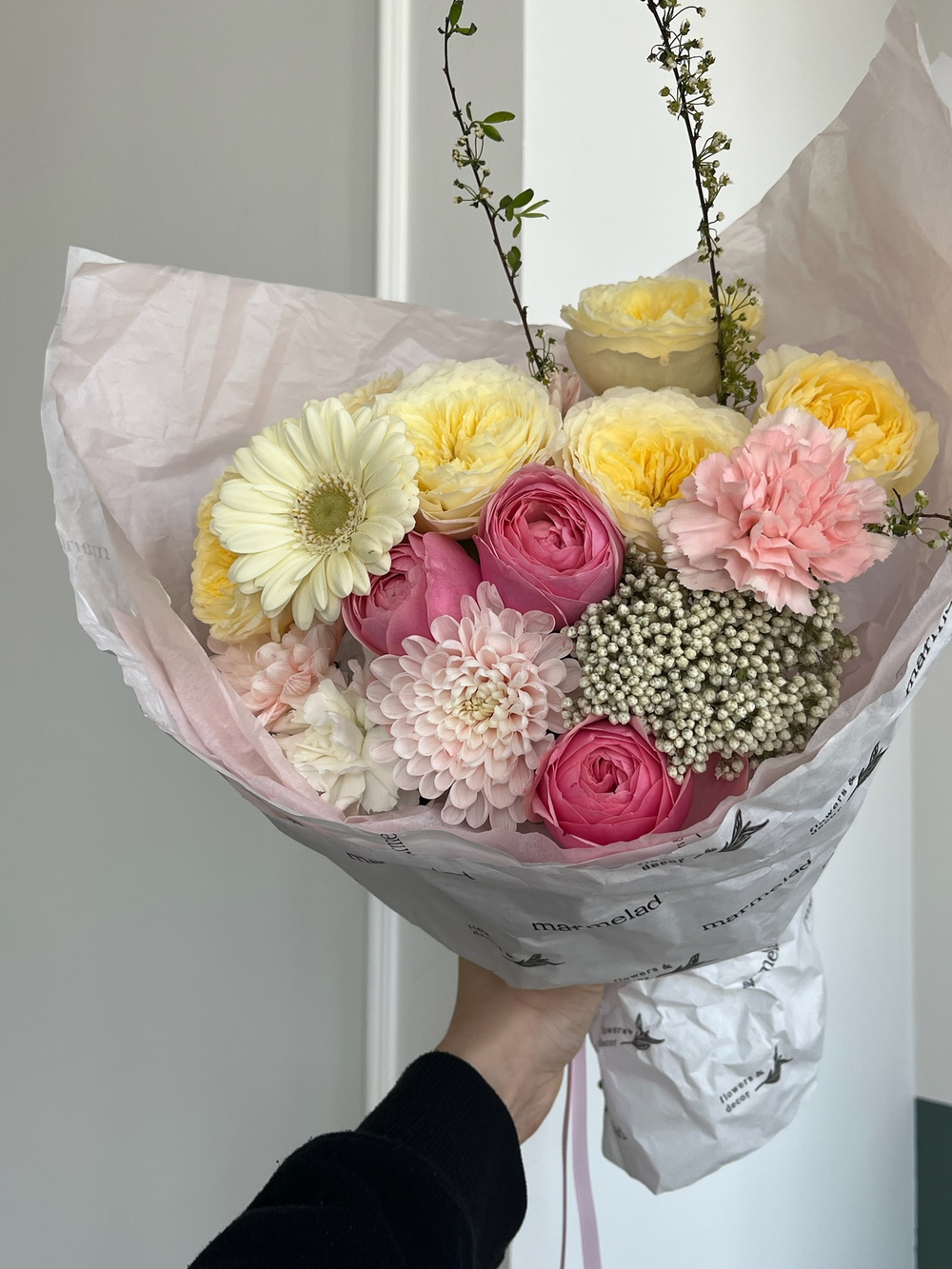 Букет сборный из хризантемы, герберы, кустовых пионовидных роз и цветущих веток