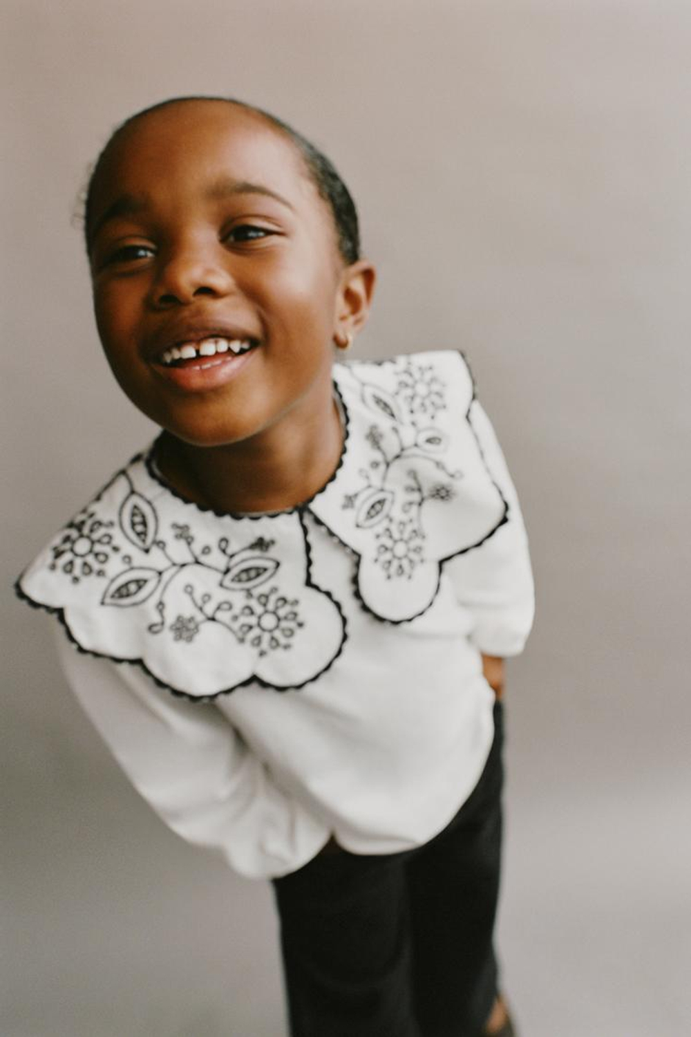 ZARA ФУТБОЛКА С ВЫШИВНЫМ ВОРОТНИКОМ, ЧЕРНЫЙ