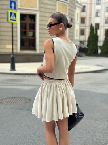 Бежевый костюм из жилета и юбки