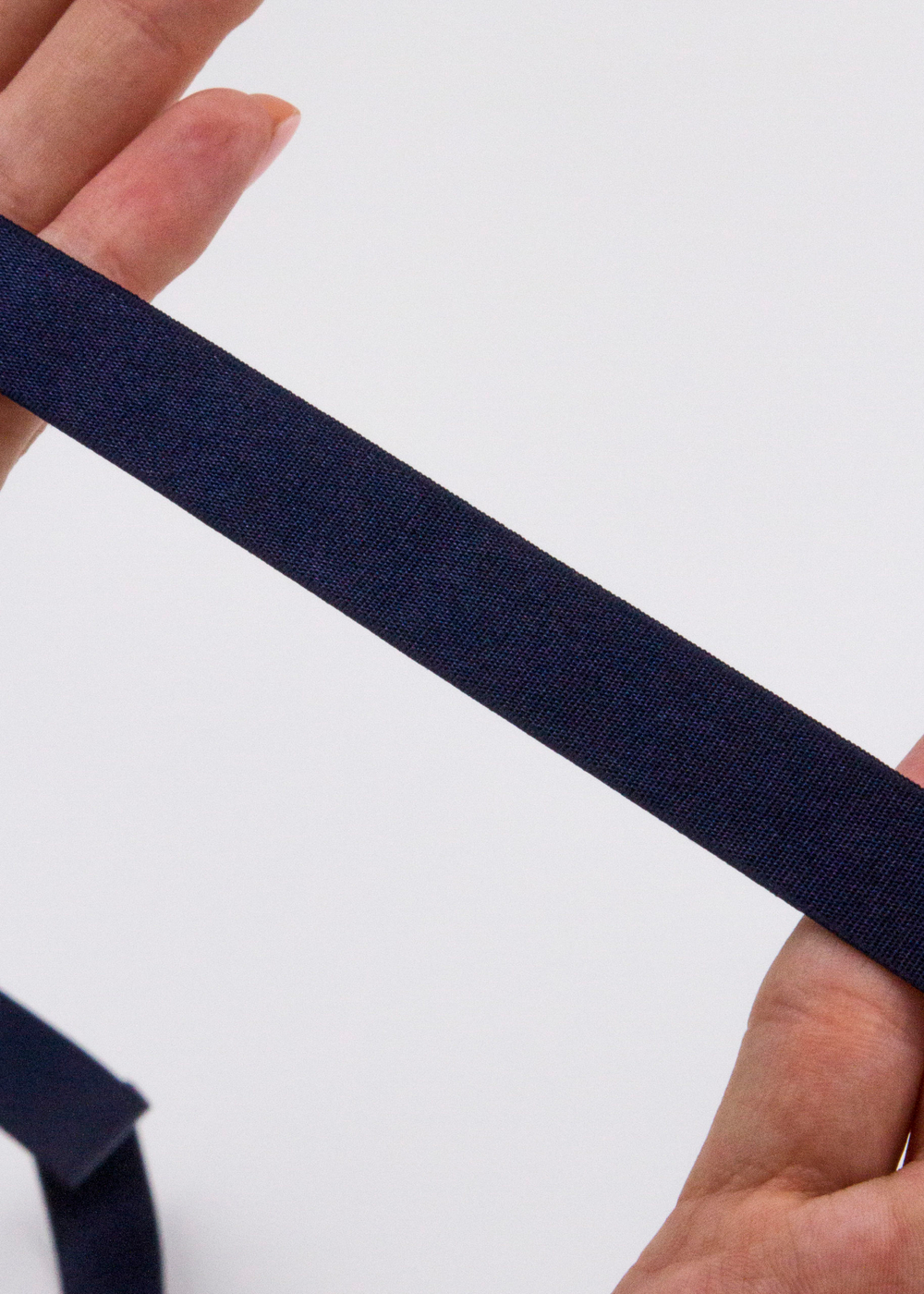 Резинка бретелечная темно-синяя глянцевая ширина 15 мм