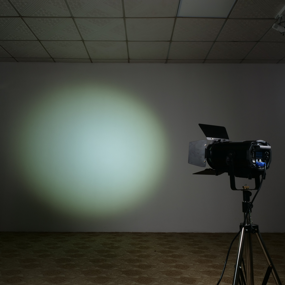 LED Fresnel Spotlight with Auto Zoom — Fresnel прожектор 350 Вт RGBW с авто-зумом 15–50°