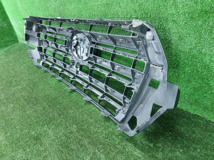 Решетка радиатора Toyota Land Cruiser 200 (2015-2021)