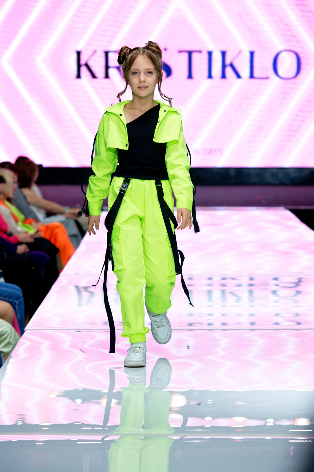 Желто-зеленый костюм