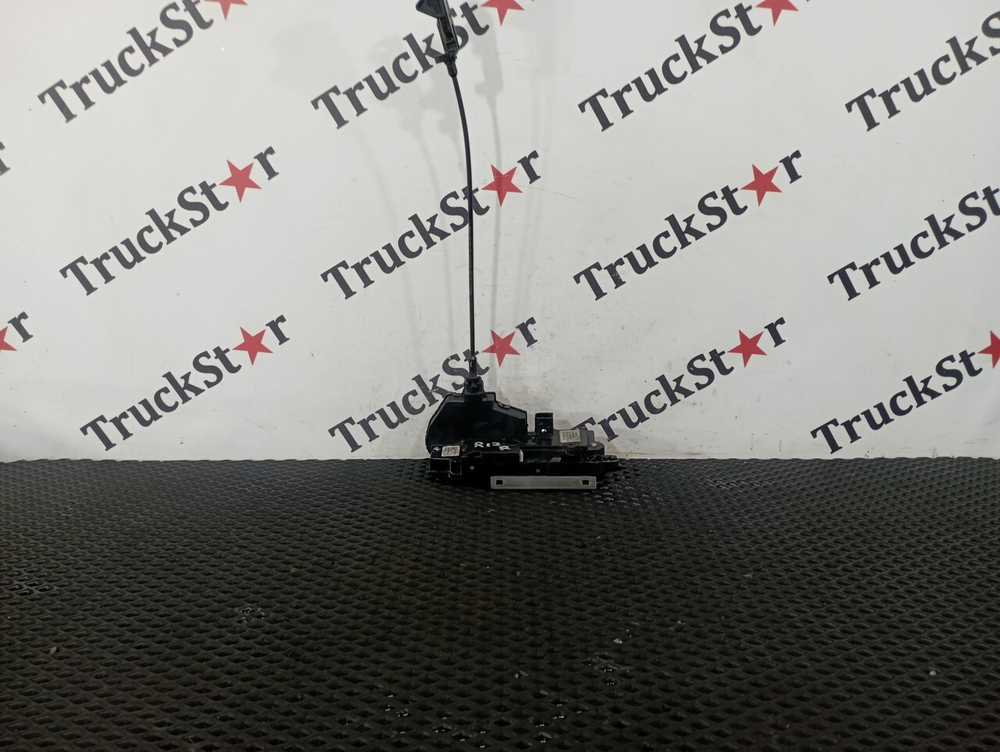 Замок двери правой 2020г