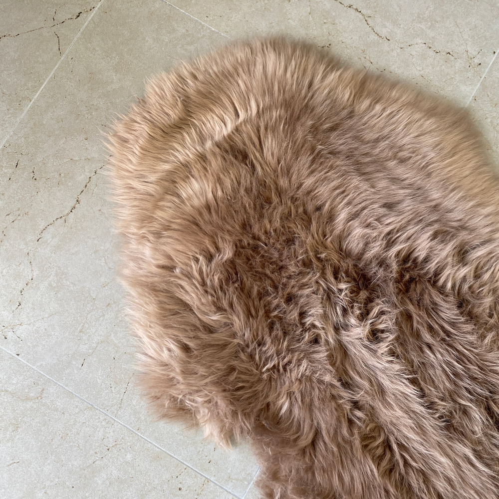 Шкура коврик меховой прикроватный овчина, 100х60 см. Капучино