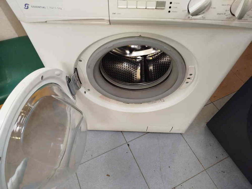 Стиральная машина Electrolux EWF1090 б/у фронтальная 5 кг до 1000 об/мин