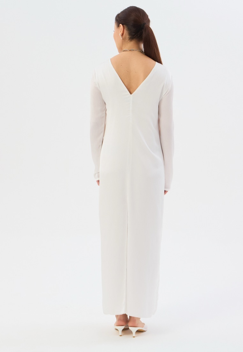 Платье жатка с открытой спиной белое