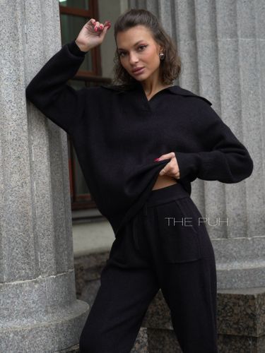 Черный трикотажный костюм с воротником-поло