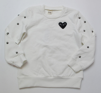 Толстовка детская с вышивкой сердца и бусинами на рукавах