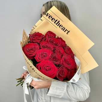 Букет из ароматных красных роз «Ред Наоми»