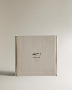 Zara Home Свеча ароматическая Luminous Camellia 540 г, растительный воск, аромат цветочный, Розовый