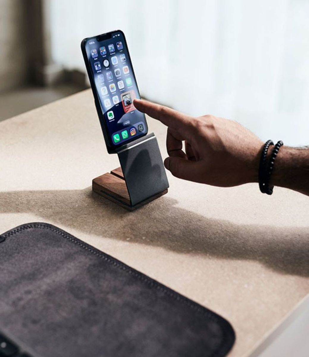 NOOE Hands-on Walnut — подставка для телефона