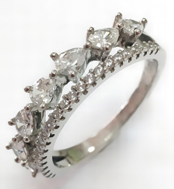 Ювелирное кольцо из серебра с фианитами