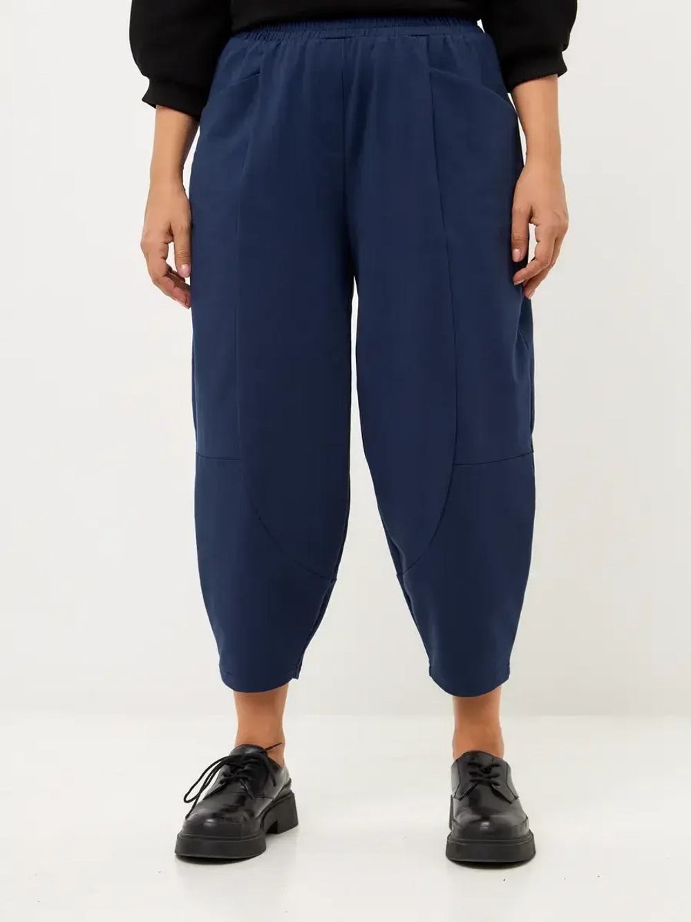 Брюки бананы трикотажные с декоративными швами индиго