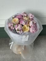 Букет сборный из пионов, одноголовых пионовидных роз и маттиолы