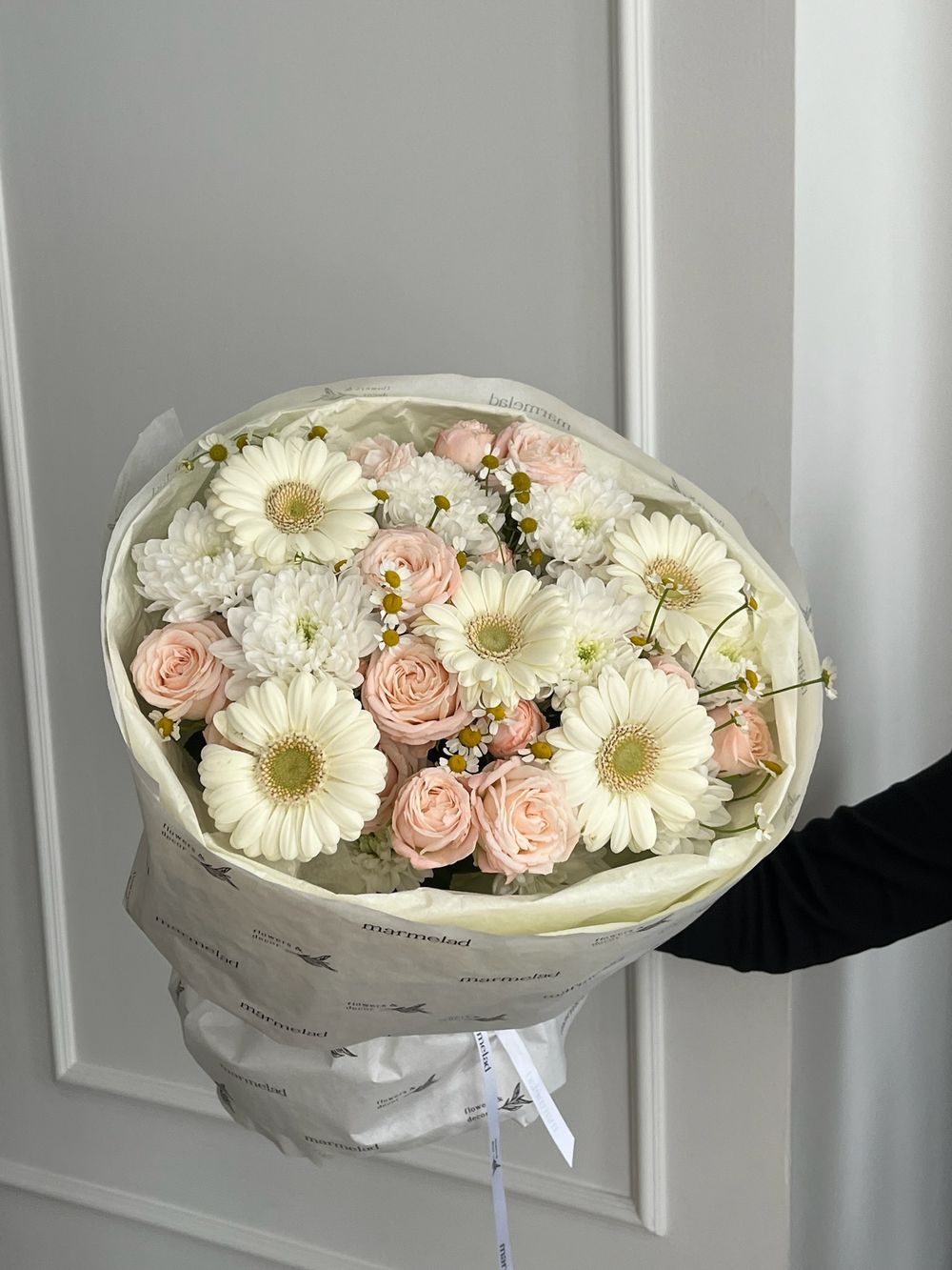 Букет сборный из кустовых пионовидных роз, минигерберы, ромашки и хризантемы