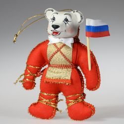 Ёлочная игрушка Медвежонок с флажком