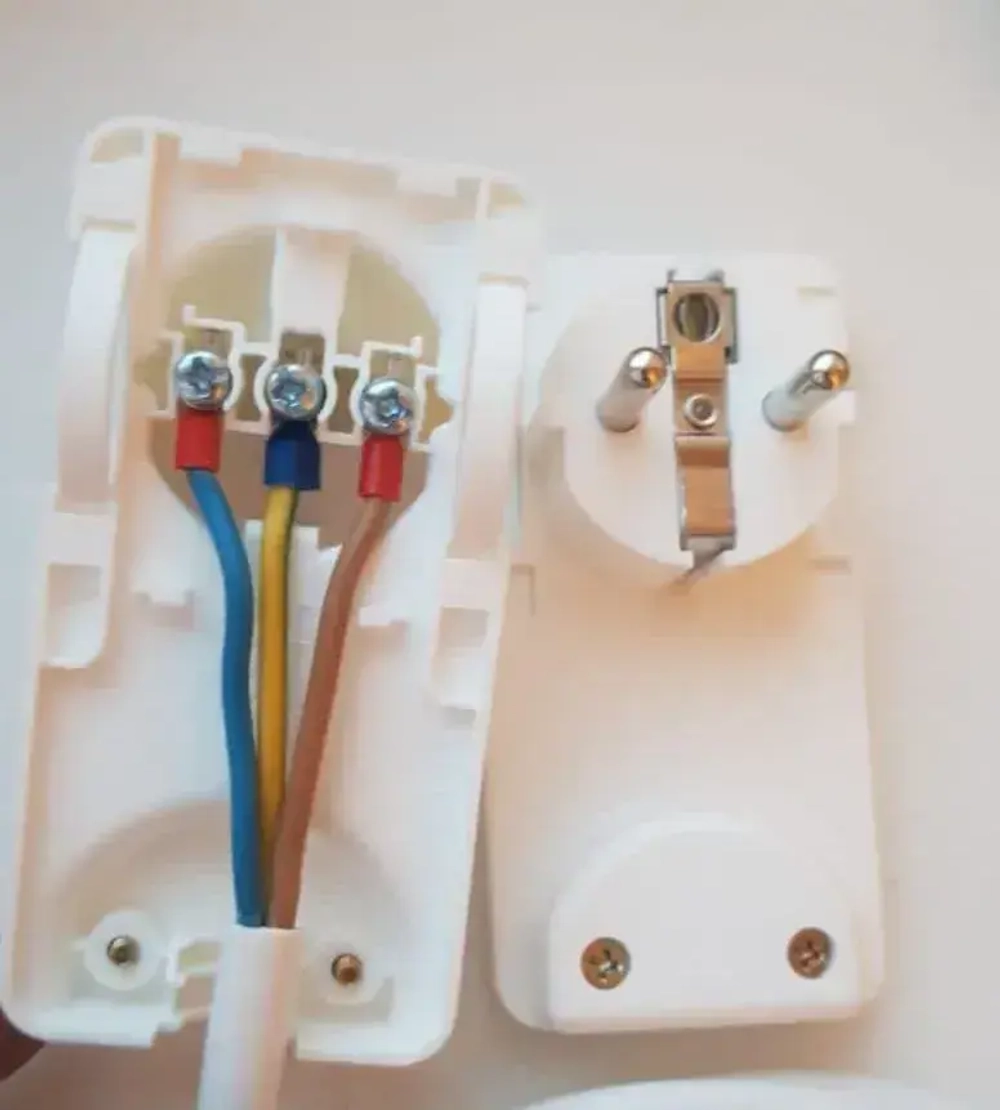 Удлинитель электрический с плоской, потайной вилкой (за шкаф) 1 розетк 1 Метр 3500 Ватт с заземлением