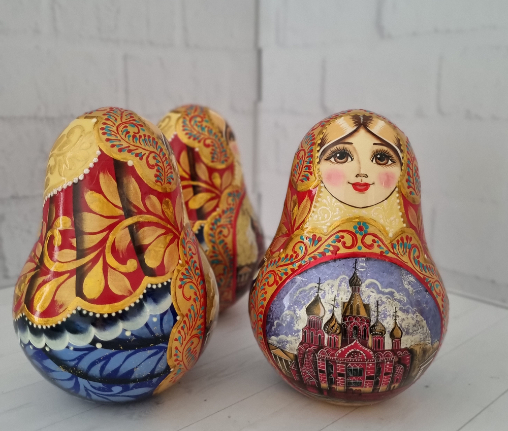 Неваляшка с видом города 15см