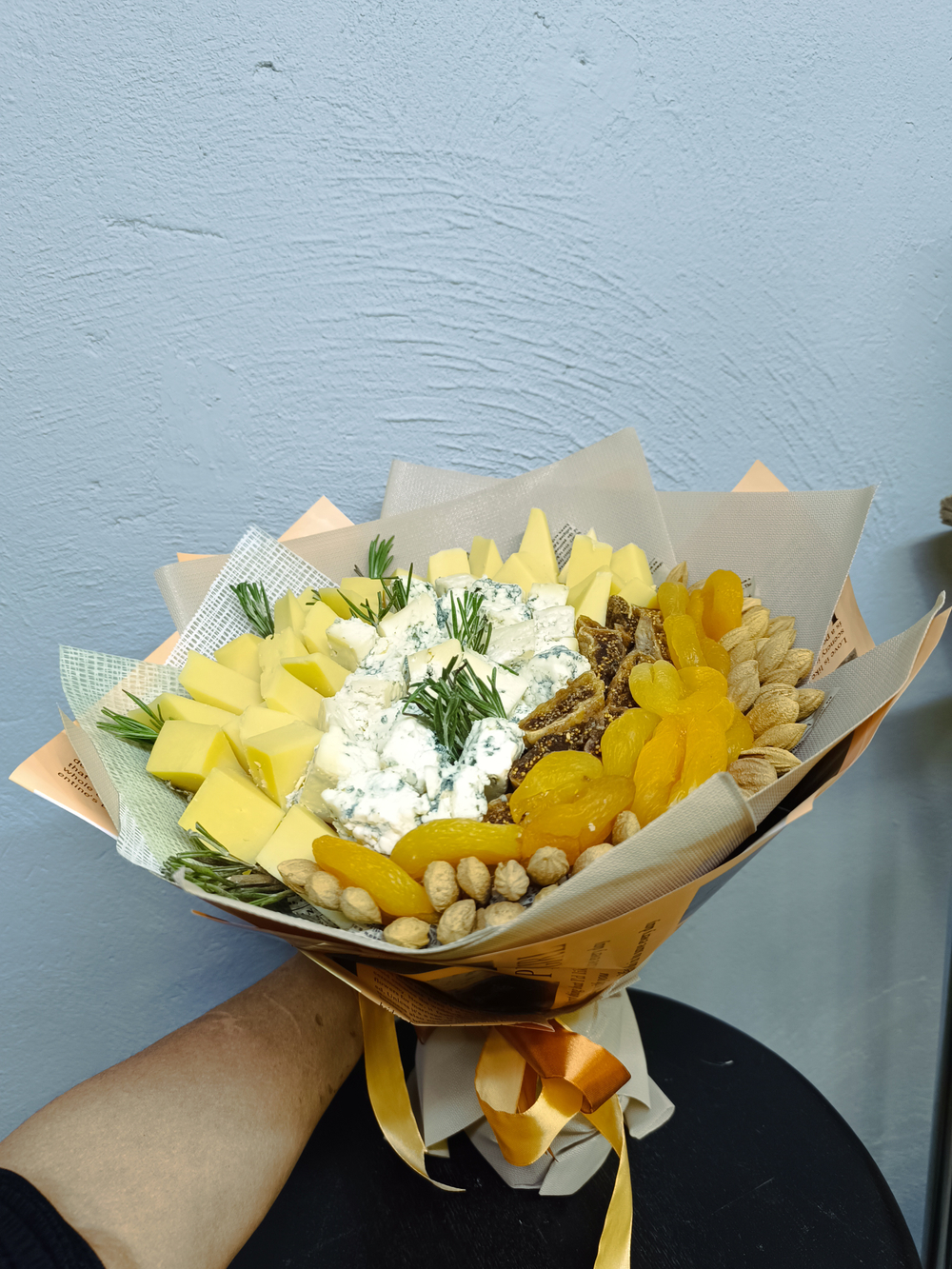 Букет сухофрукты и сыр