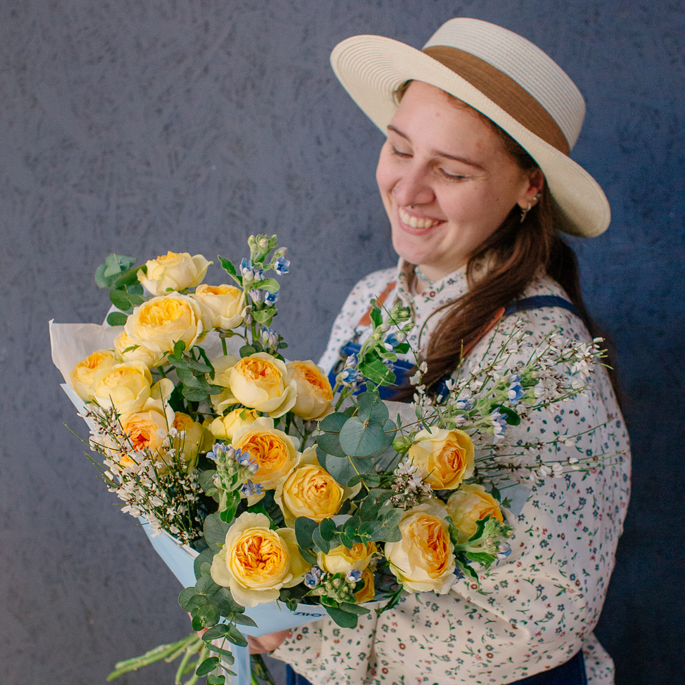 152. Солнечный букет с розами, оксипеталумом и ароматной генистой