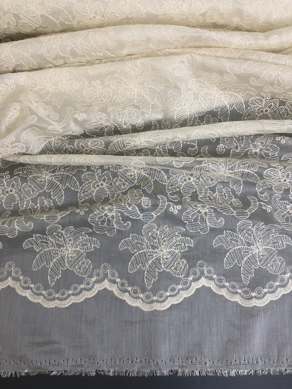 Плательная вискоза, кремовый, вышивка хб LARA C1