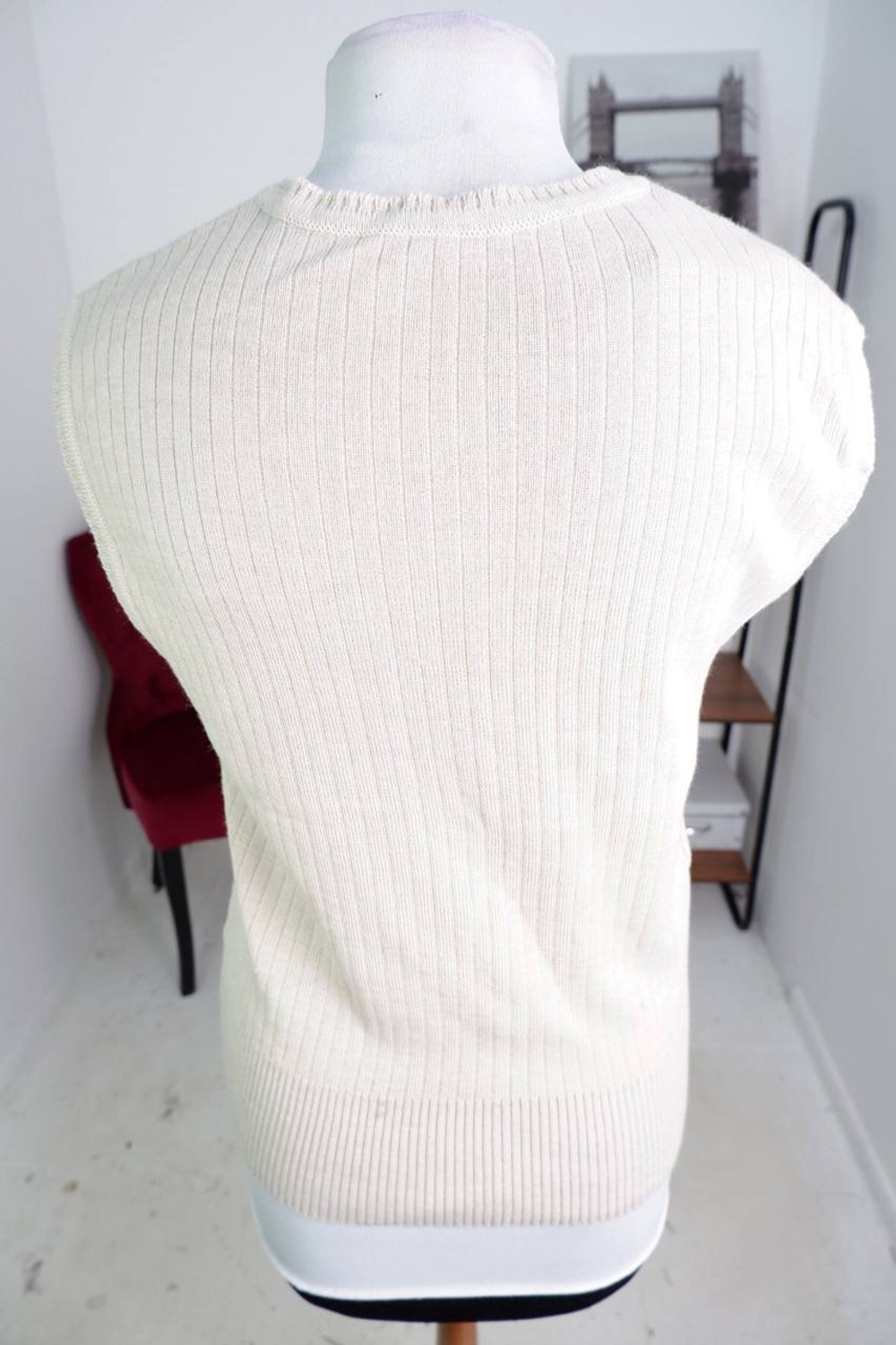 Жилетка базового цвета, визуально на 46 размер