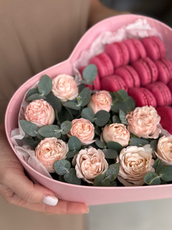 Композиция «Сердце» с пионовидными кустовыми розами, эвкалиптом и макарунс от Флора Маркет, размер S