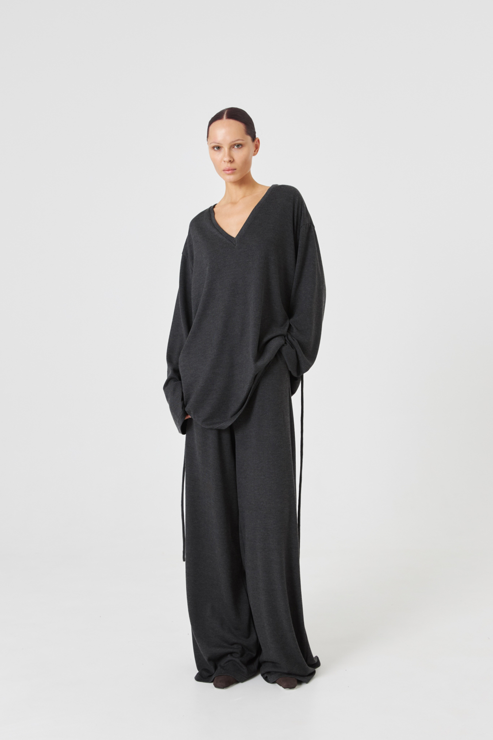 Лонгслив с V-образным вырезом