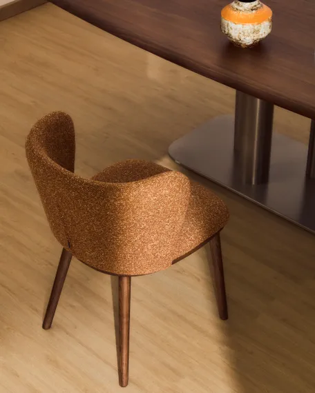 Стул Ciselia из терракотового шенилла с ножками из ясеня в отделке орех