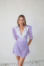 Платье мини с кружевом и цветочным принтом