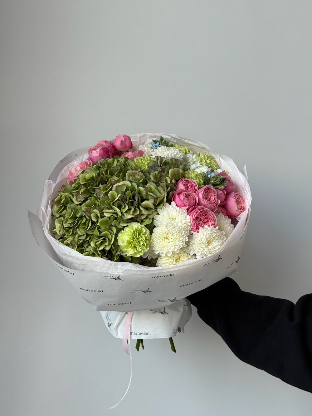 Букет из кустовых пионовивидных роз, гортензии, оксипеталума, хризантемы и диантусов