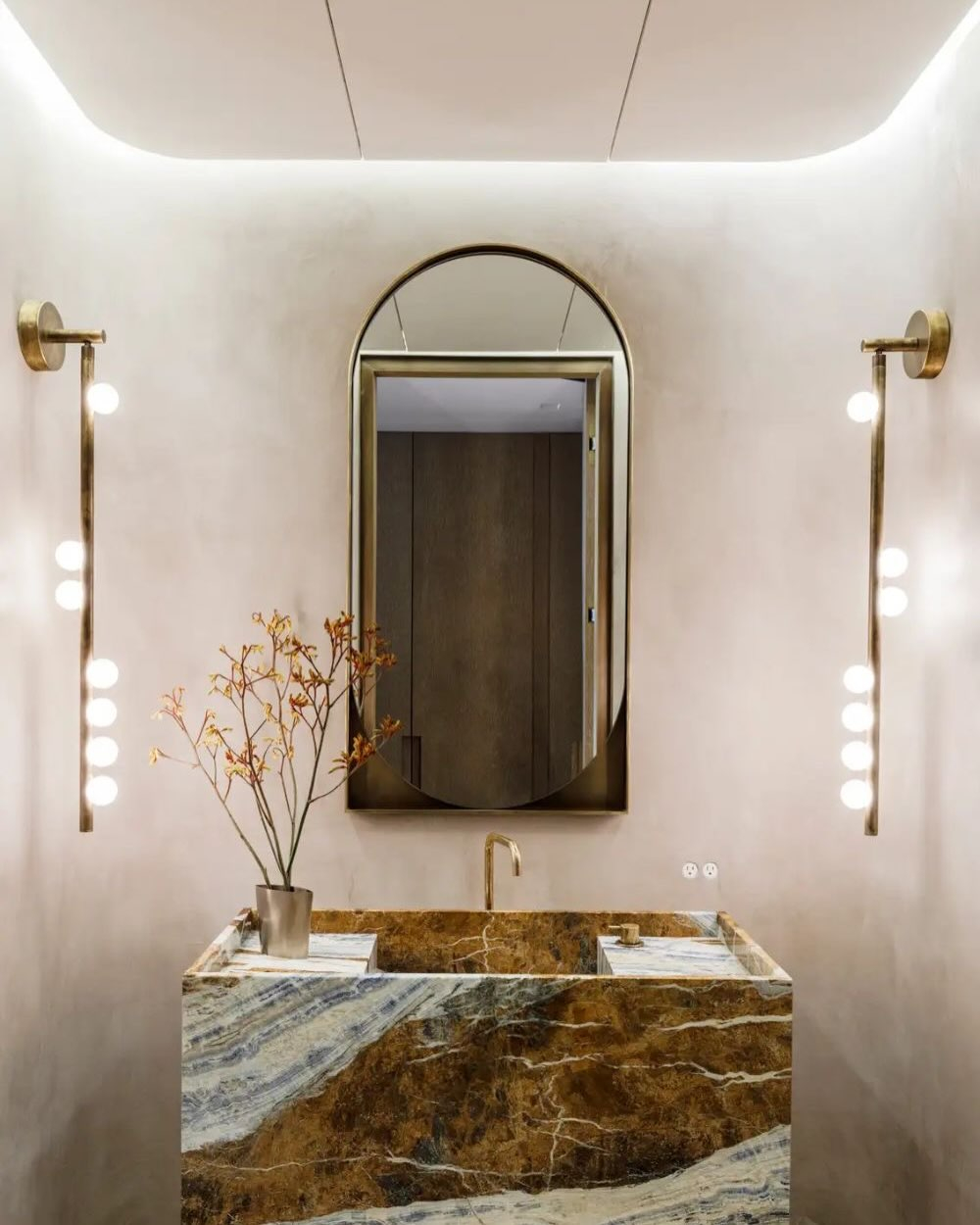 Вертикальное настенное бра в современном стиле