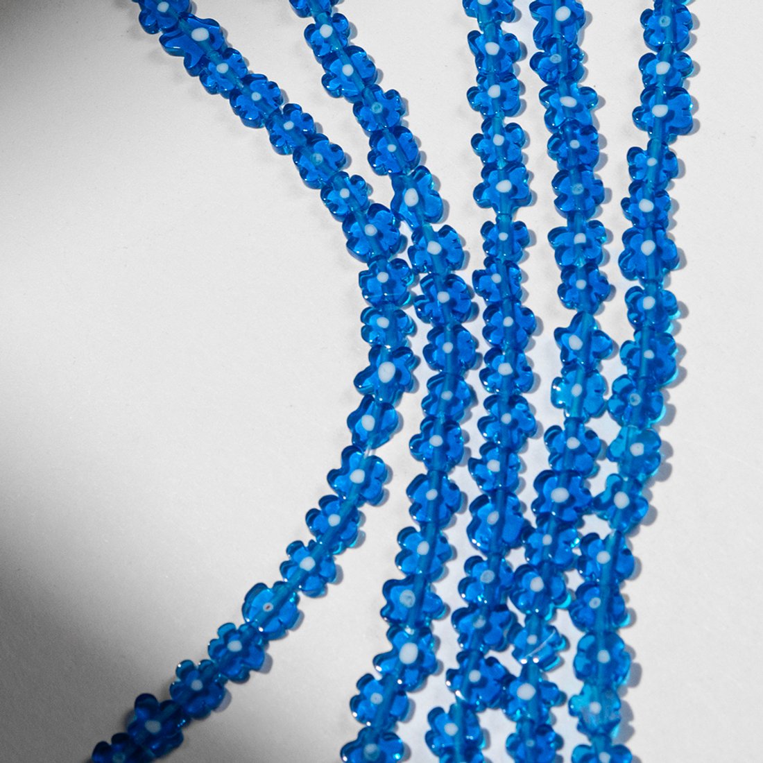 Стеклянные бусины в форме синих цветочков, 7-8мм