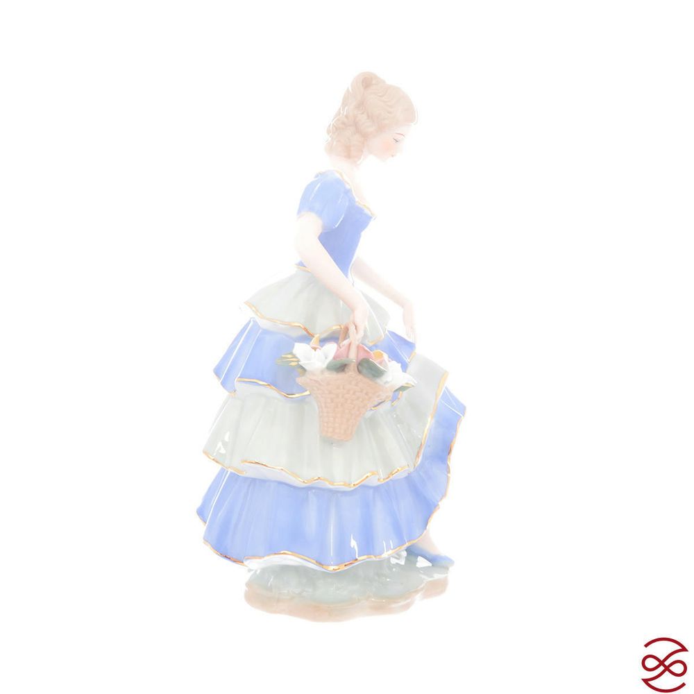 Статуэтка Royal Classics Девушка с корзинкой цветов 30 см