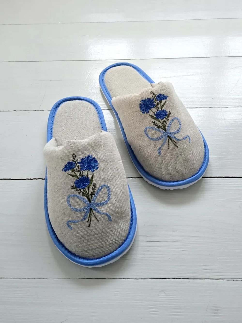 Льняные тапочки с вышивкой Васильки