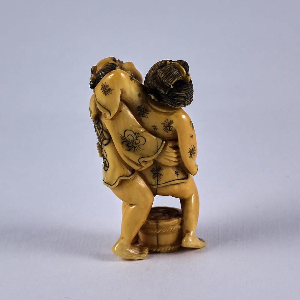 Эротическая статуэтка нэцкэ Любовь в одежде