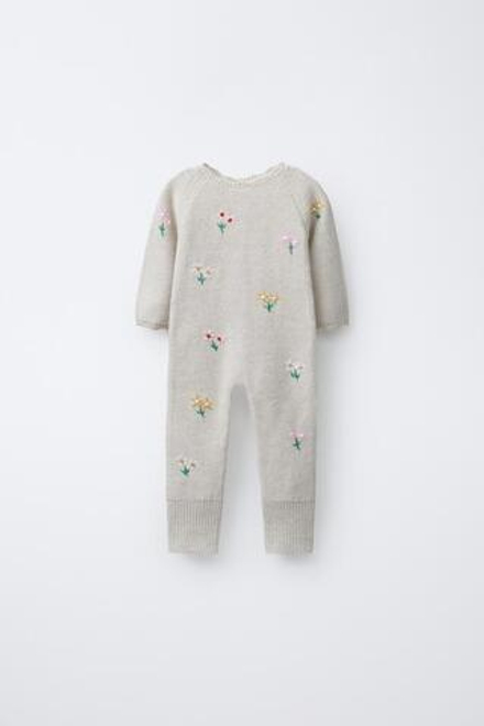 ZARA ВЯЗАНЫЙ КОМБИНЕЗОН С ВЫШИВКОЙ ЦВЕТОВ, СВЕТЛО-БЕЖЕВЫЙ