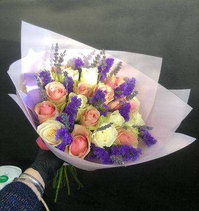 21 кенийская роза со статицей и лавандой