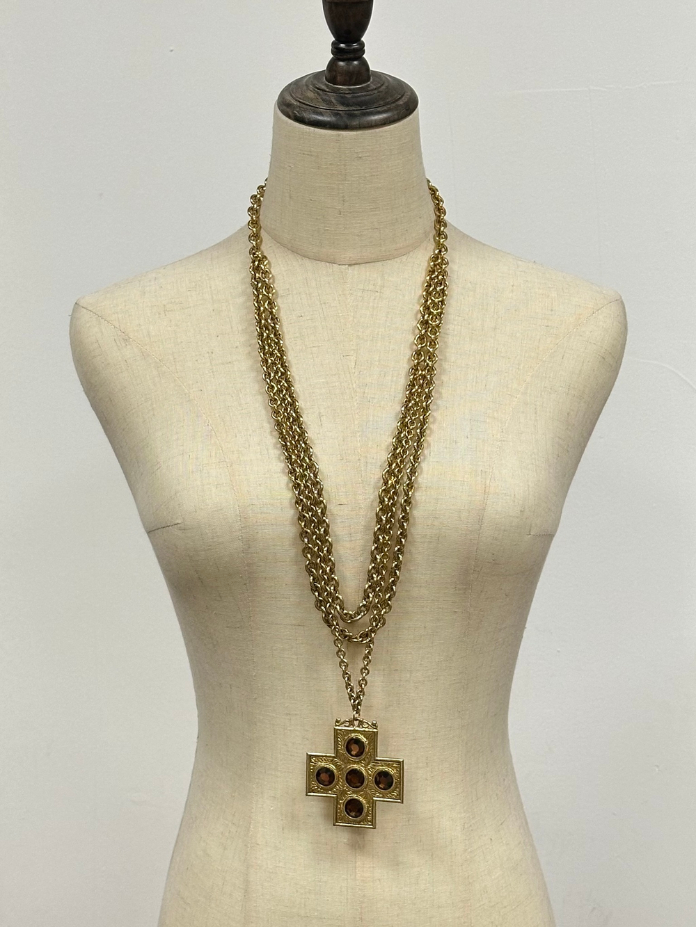 Колье с декоративным крестом Accessorcraft NY