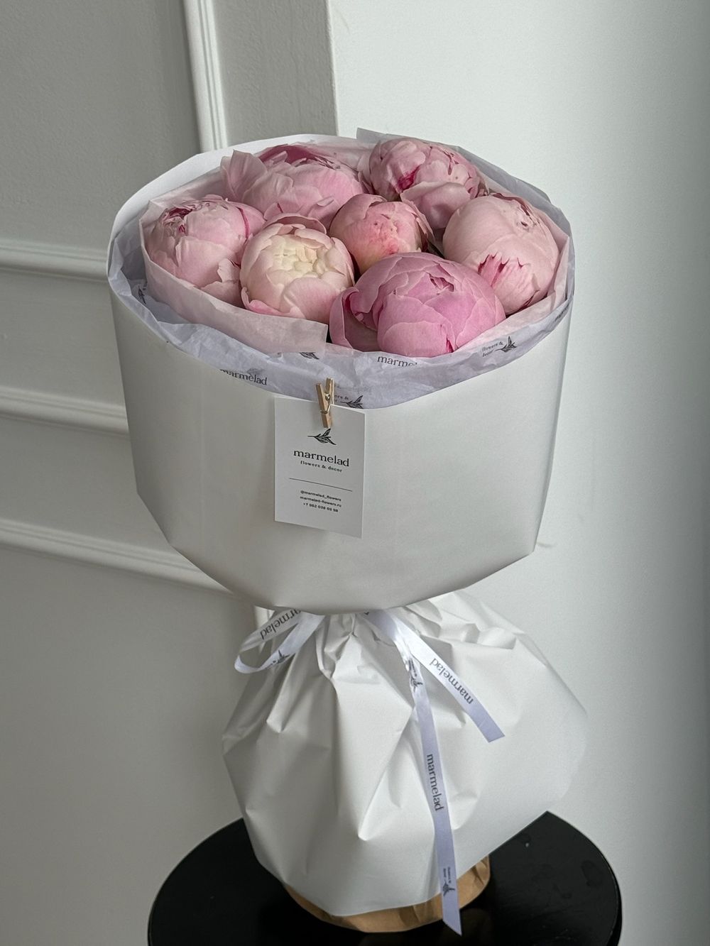 Букет 7шт нежно розовых пионов в оформлении