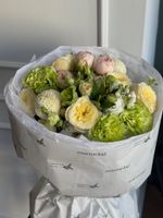 Букет из кустовых пионовидных роз, хризантемы, диантусов и лизиантуса