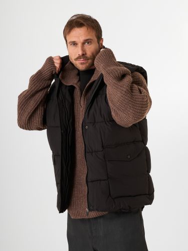 Черный утепленный жилет QWE